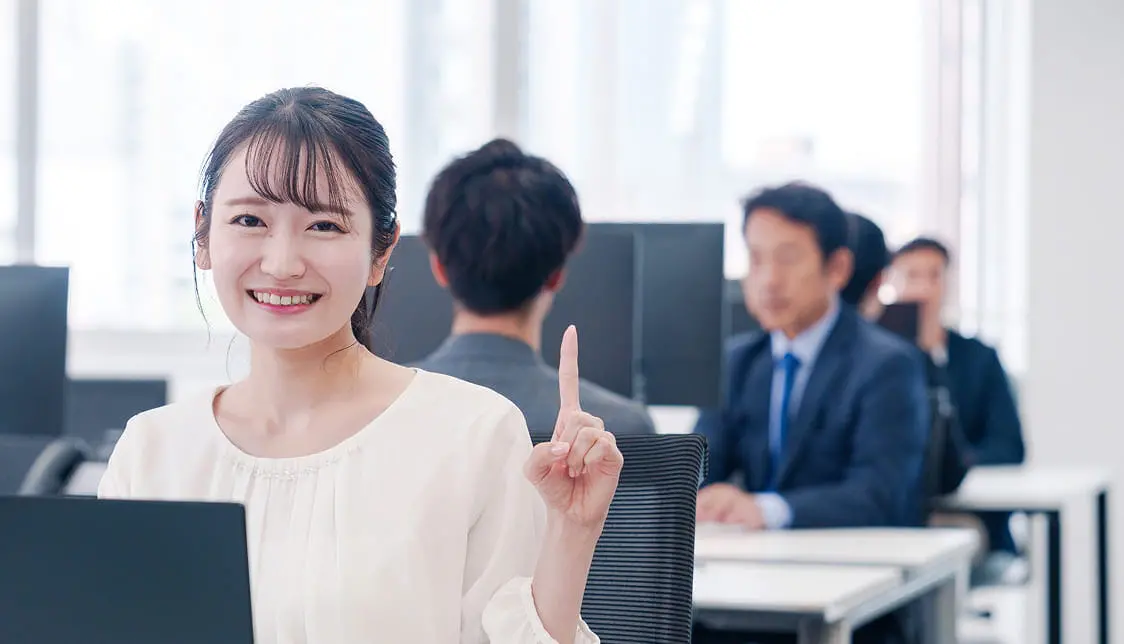 ノートパソコンを囲んでビジネスミーティングを行う3人の若手社員